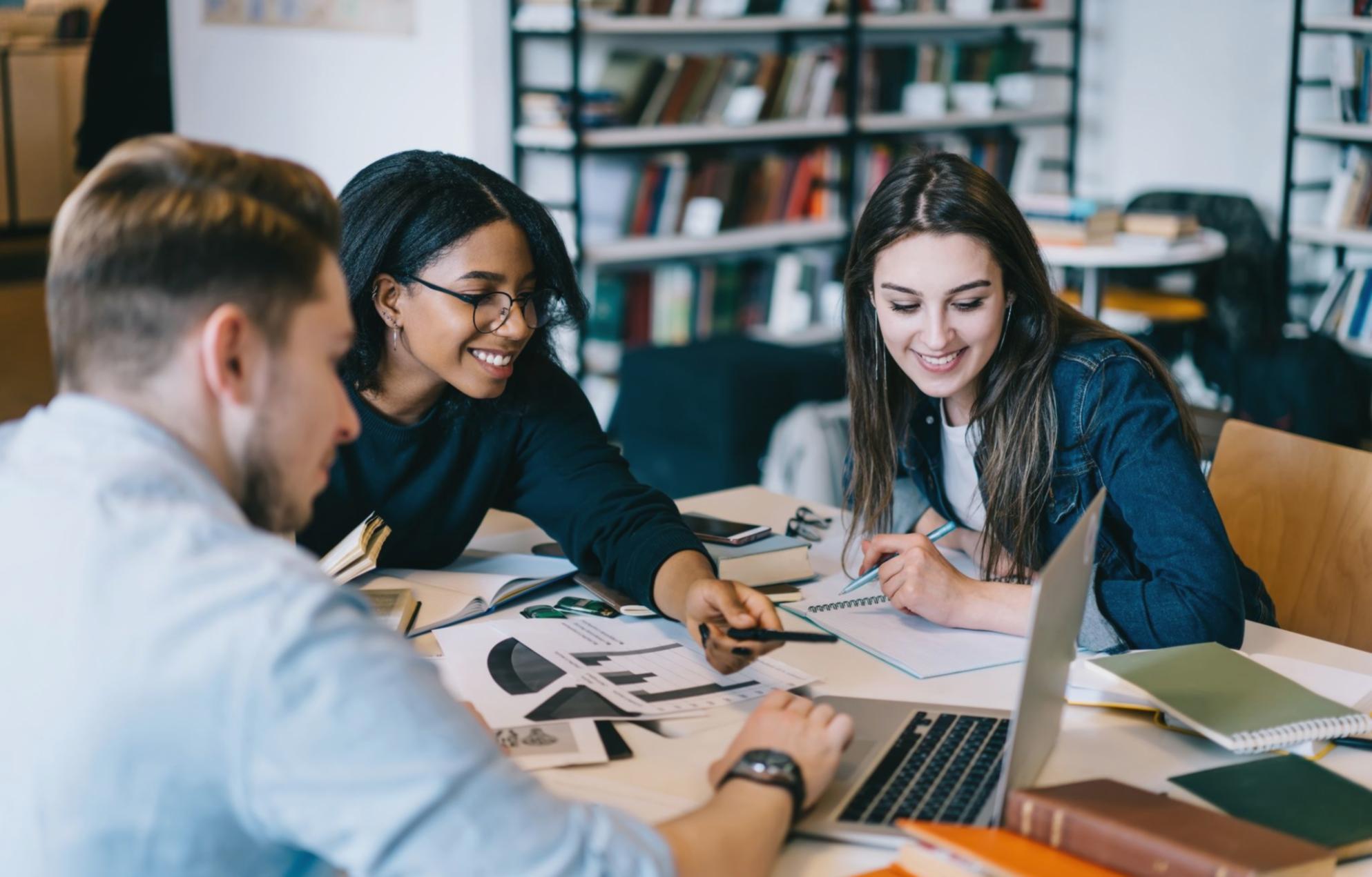 Equipo financiero revisando estrategias de optimización de capital circulante