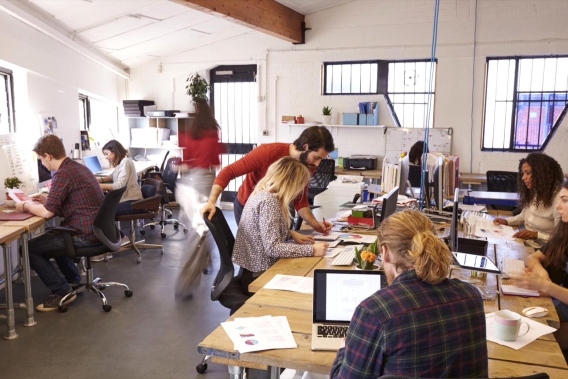 Estudiante trabajando con documentos financieros y calculadora en un entorno profesional