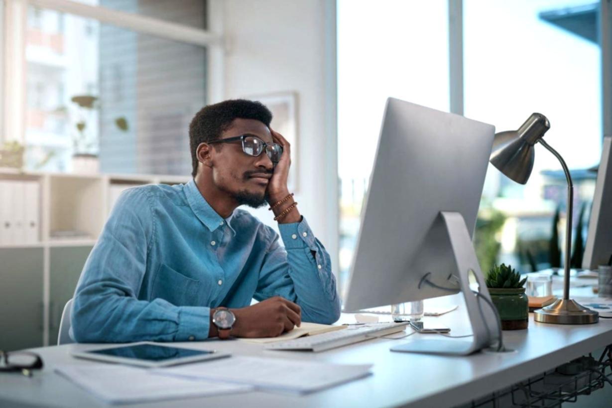 Profesional analizando informes financieros en entorno empresarial moderno
