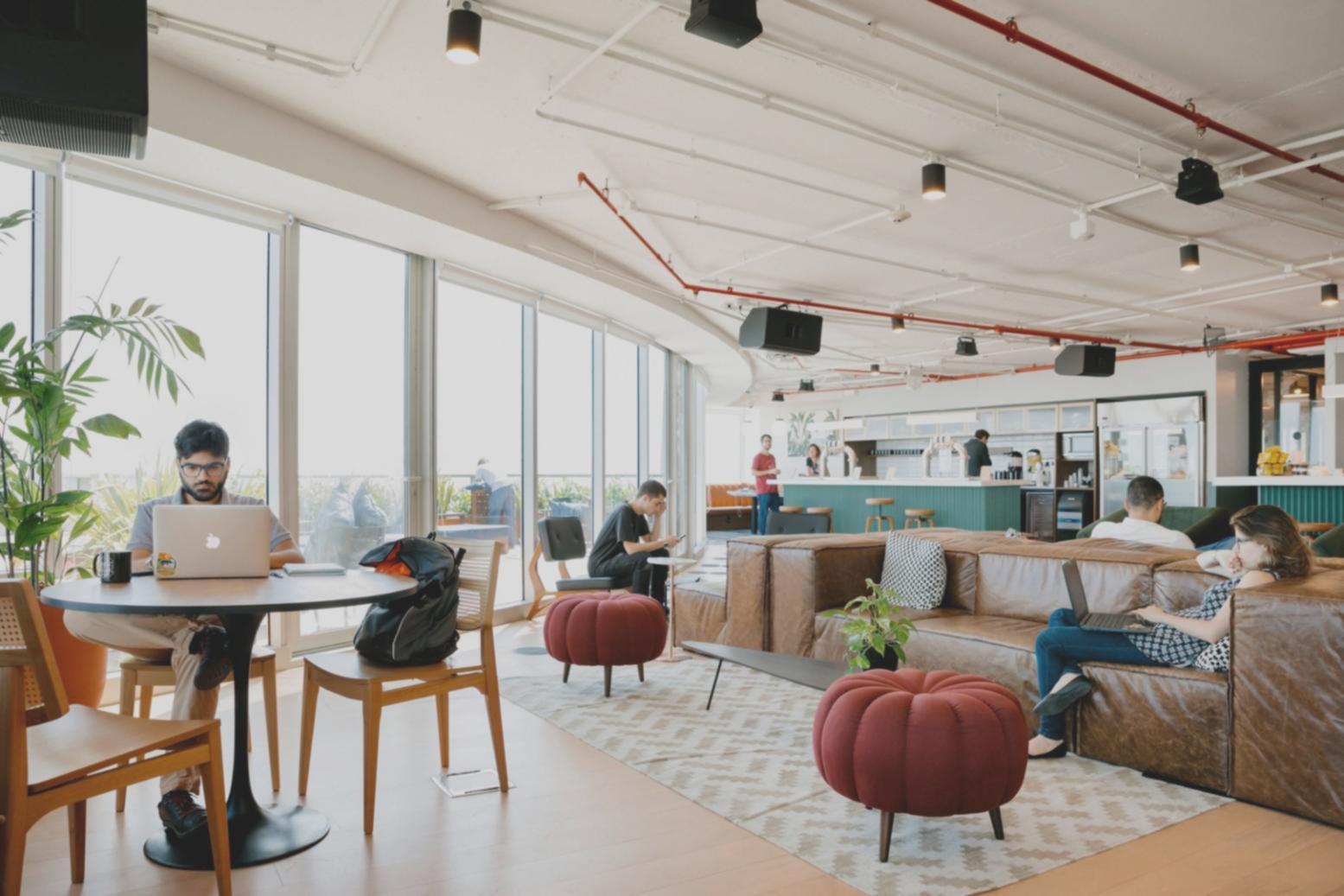 Persona revisando informes financieros con gráficos y datos de capital circulante